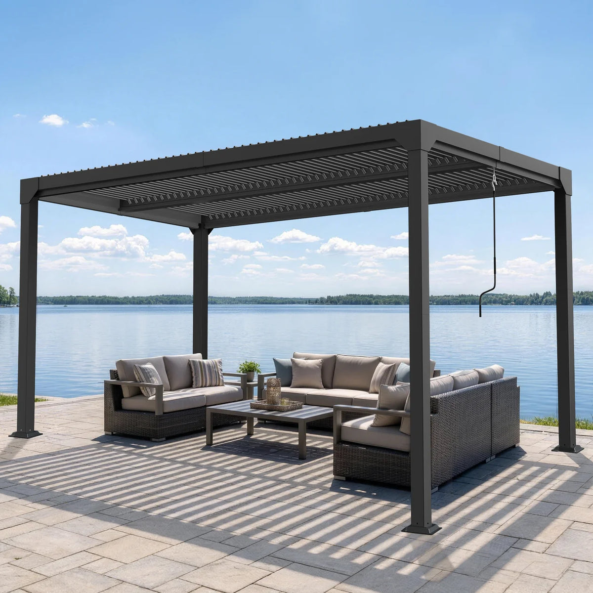 Pergola bioclimatica in alluminio con tetto a lamelle regolabili